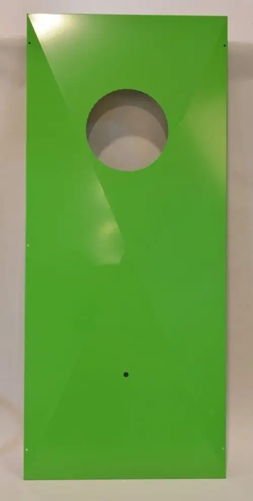 Grünes Metallblech mit runder Öffnung in der oberen Mitte, geeignet für Montage. Produkt von Remko.