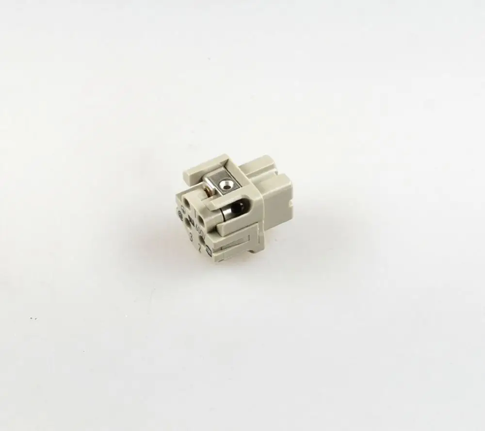 Einsatz eines Anbaugehäuses von Remko, kompaktes Design mit mehreren Anschlüssen zur elektrischen Verbindung, auf matter, neutraler Oberfläche platziert.
