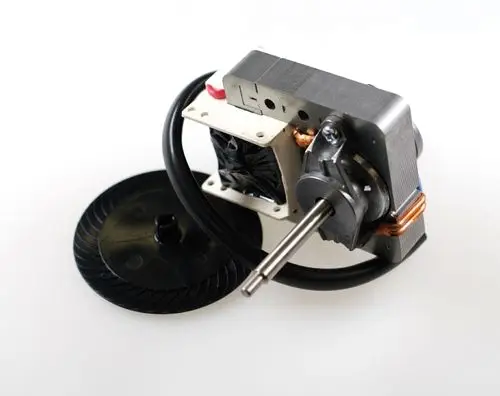 Motor mit Schaufelrad, umgeben von einem schwarzen Schlauch. Teile sind sichtbar, darunter eine Spule. Das Produkt scheint von der Marke Remko zu stammen.