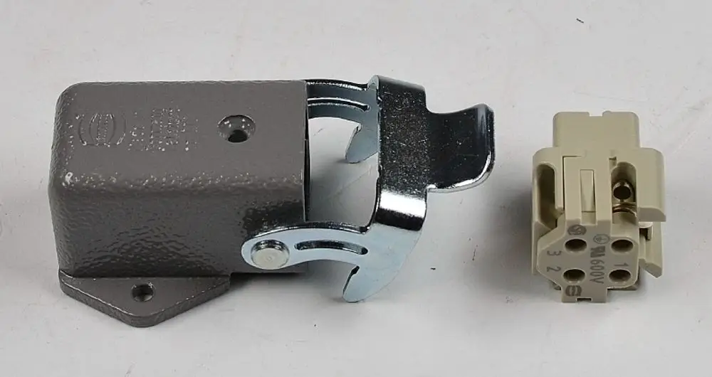 Thermostatsteckdose von Remko, bestehend aus einem grauen Gehäuse mit Metallklammer und einem beige Anschlussstecker.