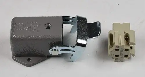 Thermostatsteckdose von Remko, bestehend aus einem grauen Gehäuse mit Metallklammer und einem beige Anschlussstecker.
