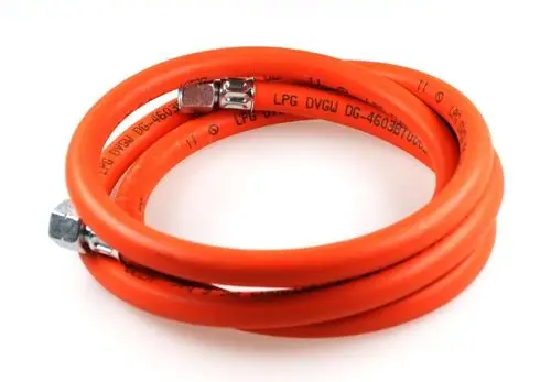 Oranger Gasschlauch mit zwei Metallanschlüssen, aufgerollt, gekennzeichnet mit technischen Normen, geeignet für Gasinstallationen, hergestellt von Remko.