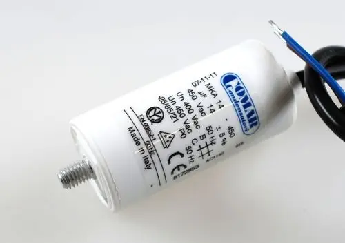 Weißer zylindrischer Kondensator mit Gewinde und zwei Anschlussdrähten, beschriftet mit technischen Details, Marke Remko, geeignet für elektrische Anwendungen.