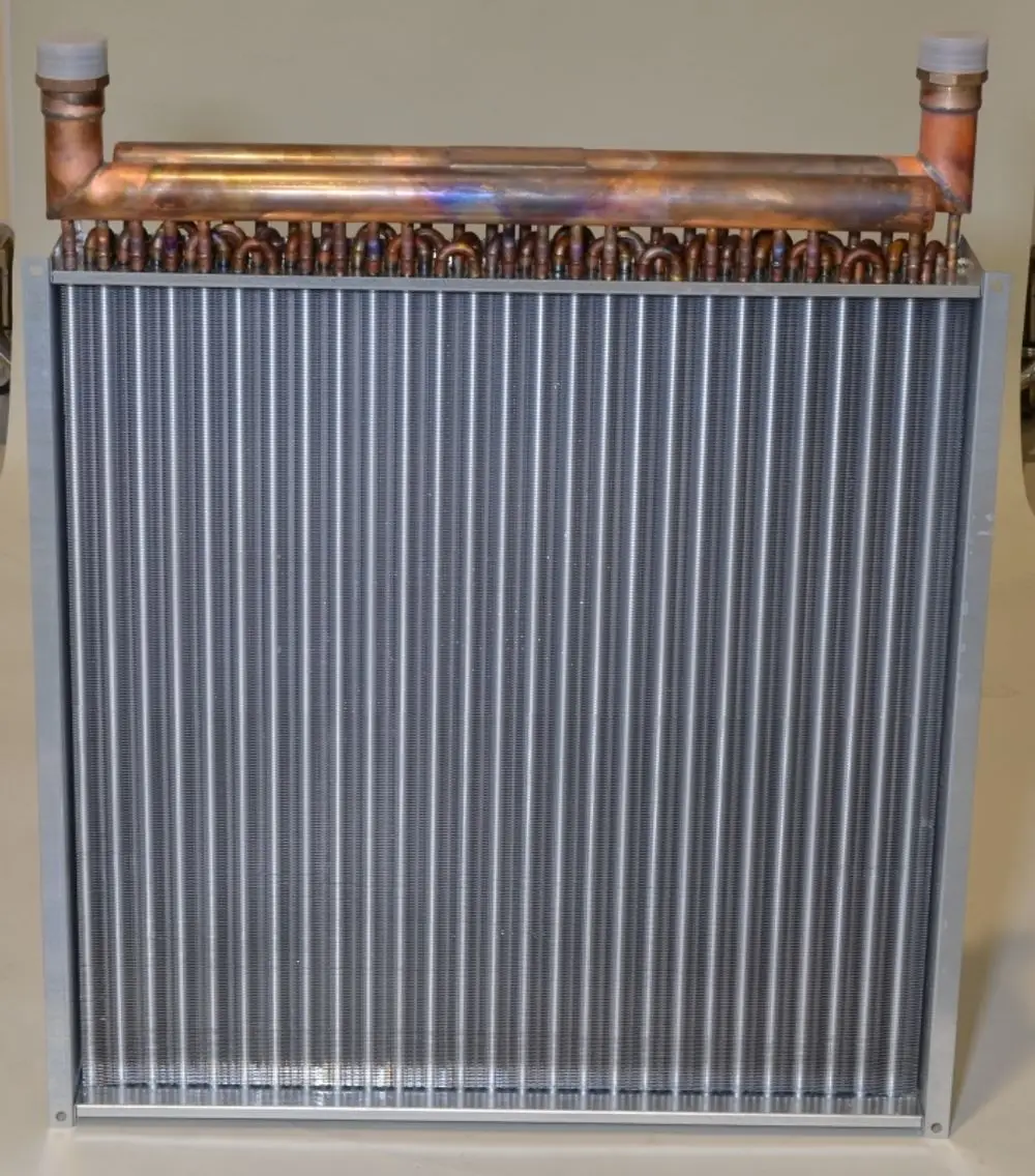 Wärmetauscher mit Kupferrohren und Aluminiumlamellen, klar strukturiert, von der Marke Remko, zur Wärmeübertragung in Heizsystemen.