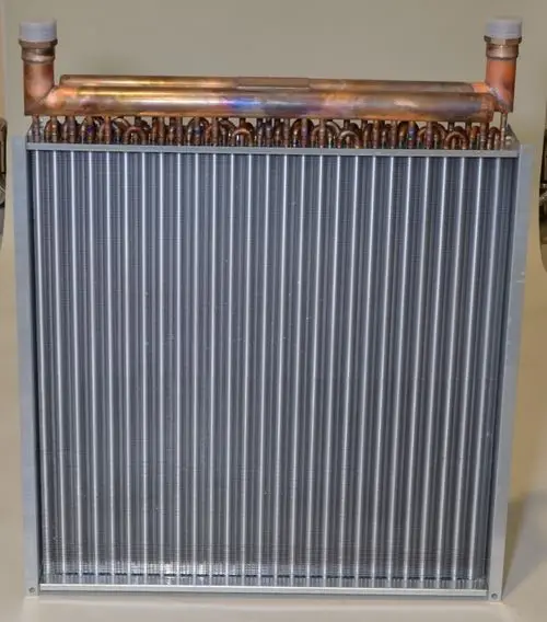 Wärmetauscher mit Kupferrohren und Aluminiumlamellen, klar strukturiert, von der Marke Remko, zur Wärmeübertragung in Heizsystemen.