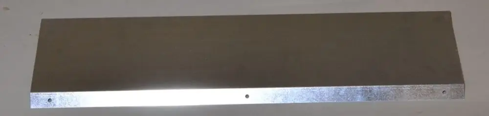 Luftleitblech von Remko, flache, rechteckige Metallplatte mit einer glatten Oberfläche und zwei Bohrlöchern zur Montage.