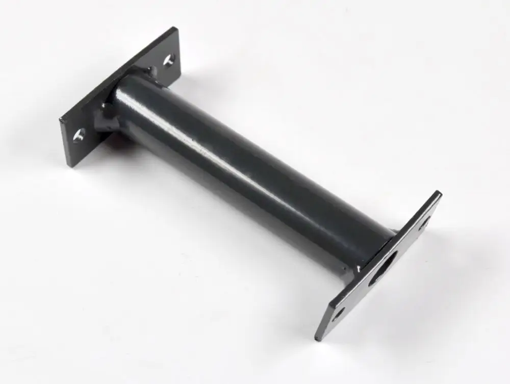 Schwarzes, zylindriges Halterohr mit flachen Montageplatten an beiden Enden, geeignet zur Befestigung von Fotozellen. Produkt von Remko.