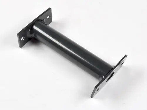 Schwarzes, zylindriges Halterohr mit flachen Montageplatten an beiden Enden, geeignet zur Befestigung von Fotozellen. Produkt von Remko.