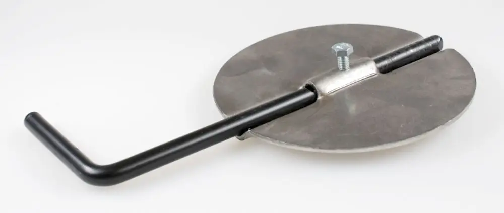 Runde Metallplatte mit schwarzem Griff und Welle, verbunden durch eine zentrale Schraube. Teil eines Systems von Remko zur Regulierung von Rauchgasströmen.