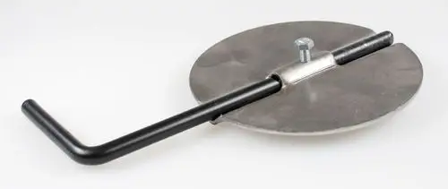 Runde Metallplatte mit schwarzem Griff und Welle, verbunden durch eine zentrale Schraube. Teil eines Systems von Remko zur Regulierung von Rauchgasströmen.