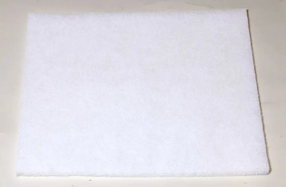 Weißer, rechteckiger Filter aus Vliesmaterial. Geeignet für den Einsatz in Geräten von Remko zur Luftreinigung oder -filterung.