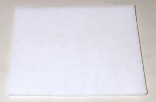 Weißer, rechteckiger Filter aus Vliesmaterial. Geeignet für den Einsatz in Geräten von Remko zur Luftreinigung oder -filterung.