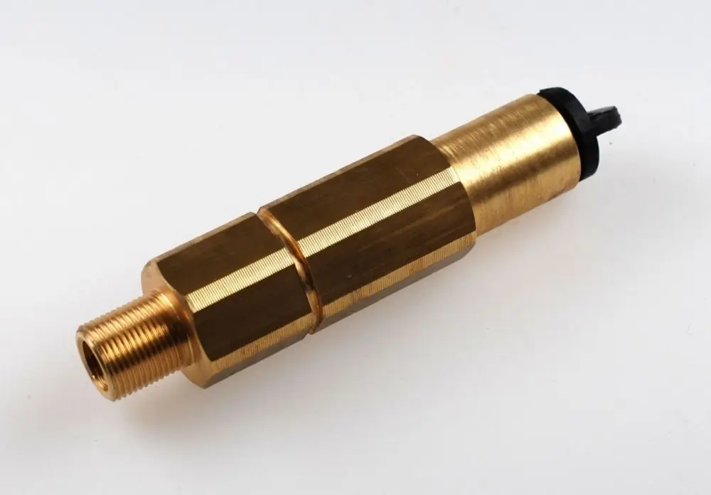 Düsenhalter aus Messing mit Gewindeanschluss und schwarzem Dichtungsring. Produkt von Remko für die Verwendung in spezifischen Geräten.