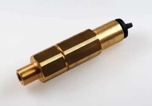 Düsenhalter aus Messing mit Gewindeanschluss und schwarzem Dichtungsring. Produkt von Remko für die Verwendung in spezifischen Geräten.