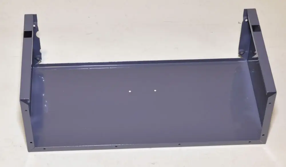 Gehäuse von Remko in lila, mit offenen Seiten und Montagelöchern, flach und rechteckig gestaltet. Ideal zur Unterbringung elektrischer Komponenten.