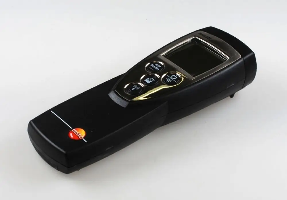 Testo-Thermometer mit schwarzem Gehäuse, Digitalanzeige und Funktionstasten. Auf der Vorderseite ist das Logo der Marke Remko sichtbar.