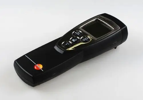 Testo-Thermometer mit schwarzem Gehäuse, Digitalanzeige und Funktionstasten. Auf der Vorderseite ist das Logo der Marke Remko sichtbar.