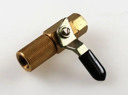 Kugelventil von Remko mit einem Griff zum Öffnen und Schließen, Metalloberfläche und Gewindeanschlüssen.