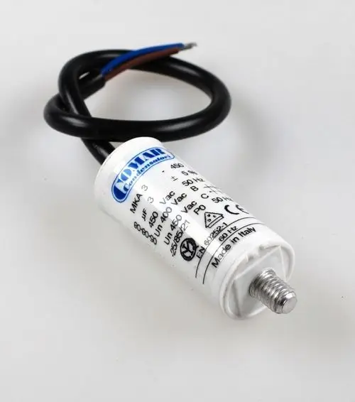Weißer Kondensator mit einer Gewindebefestigung, verziert mit blauer und schwarzer Kabelisolation, beschriftet mit technischen Angaben. Hersteller: Remko.