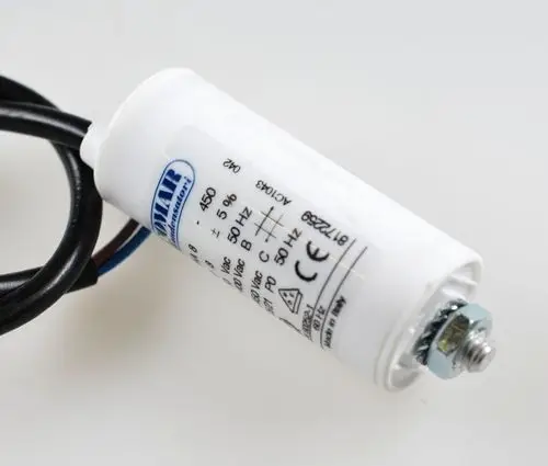 Weißer Kondensator mit Kabeln und Metallbefestigung. Hersteller Remko, spezifiziert für elektrische Anwendungen.
