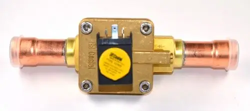 Magnetventil von Remko mit zwei Kupferanschlüssen und einem elektrischen Steuerungselement, geeignet für den Kältekreis in Freikühlungsanwendungen.