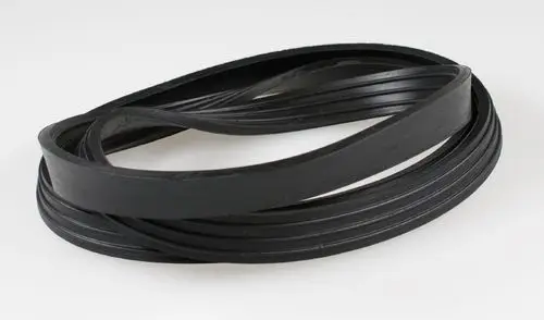 Schwarzes, geschlungenes Gummimaterial, das als Dichtung dient. Produkt von Remko für Turbinenträger. Erkennbar durch gleichmäßige Dicke und glatte Oberfläche.