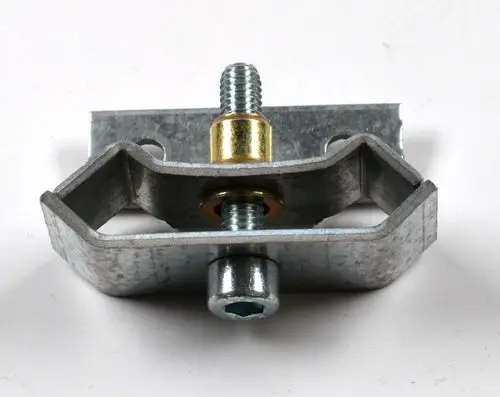 Elektrodenhalter aus Metall mit Gewinde und Halterung, zur Befestigung geeignet. Produkt von Remko, funktional für verschiedene Anwendungen.