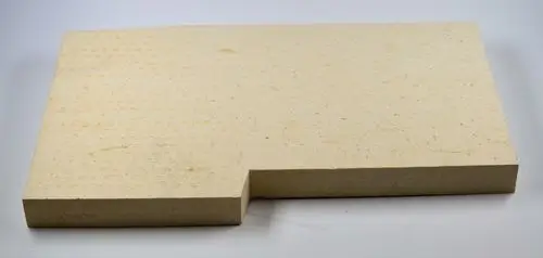 Schamottestein in neutraler Farbe, flach und rechteckig, mit einer Einkerbung an einer Kante, hergestellt von Remko.