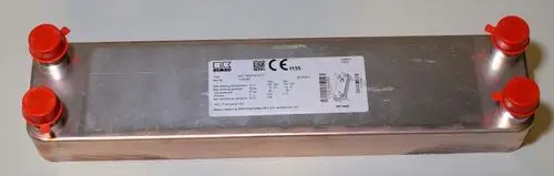 Wärmetauscher von Remko mit fünf Anschlussöffnungen, abgedeckt durch rote Kappen. Oberflächenstruktur ist metallisch und reflektierend. Produktetikett auf der Seite sichtbar.