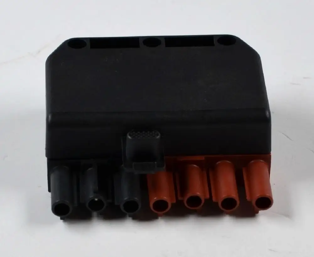 Stecker mit 7 poligen Anschlüssen, aus schwarzem Kunststoff, mit mehreren Buchsen in verschiedenen Farben, vermutlich von der Marke Remko.