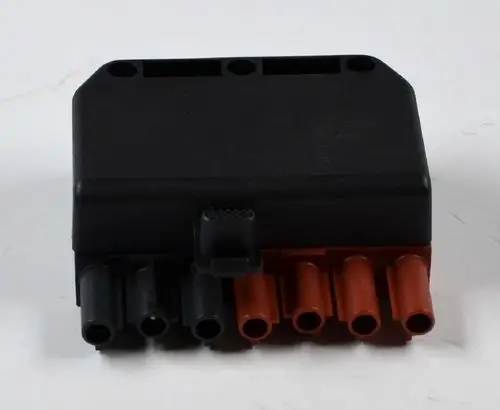 Stecker mit 7 poligen Anschlüssen, aus schwarzem Kunststoff, mit mehreren Buchsen in verschiedenen Farben, vermutlich von der Marke Remko.