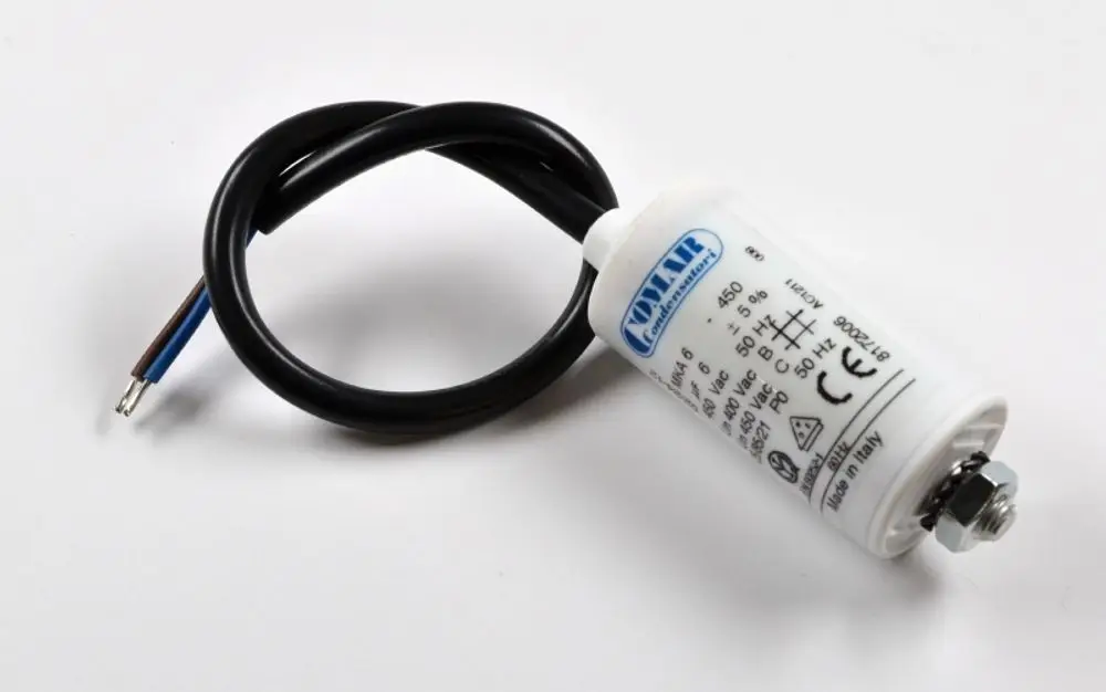 Kondensator von Remko mit zwei Drähten, einer blau und einer braun, im kompakten Design. Klar lesbare Informationen auf der Gehäuseseite.