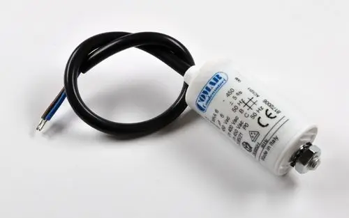 Kondensator von Remko mit zwei Drähten, einer blau und einer braun, im kompakten Design. Klar lesbare Informationen auf der Gehäuseseite.