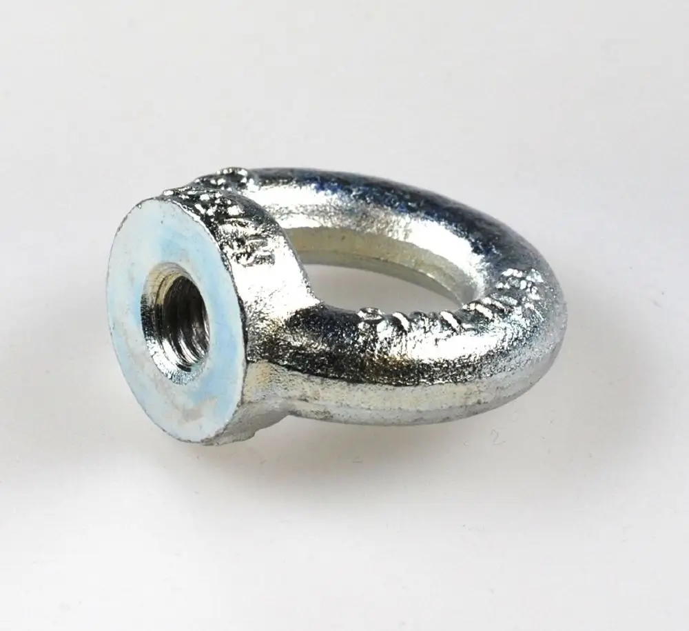 Metallische Kranöse in Silber, mit einer runden Öffnung und Gewinde, hergestellt von Remko. Nutzung zur Verbindung und Hängung in industriellen Anwendungen.