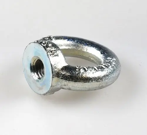 Metallische Kranöse in Silber, mit einer runden Öffnung und Gewinde, hergestellt von Remko. Nutzung zur Verbindung und Hängung in industriellen Anwendungen.
