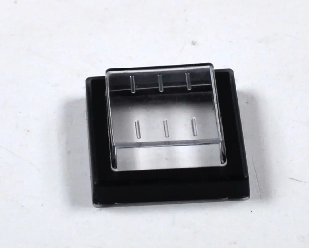 Schutzkappe mit schwarzem Rahmen, auf einem weißen Untergrund. Die Kappe ist transparent und hat mehrere Rillen. Produkt von Remko.