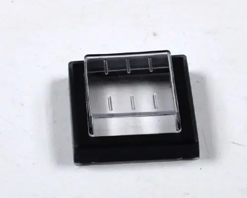 Schutzkappe mit schwarzem Rahmen, auf einem weißen Untergrund. Die Kappe ist transparent und hat mehrere Rillen. Produkt von Remko.