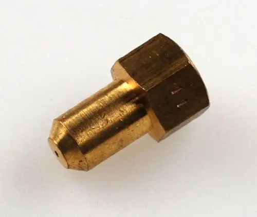 Gasdüse aus Messing von Remko, zylindrische Form mit einer konischen Spitze und einem sechseckigen Kopf zur Befestigung.