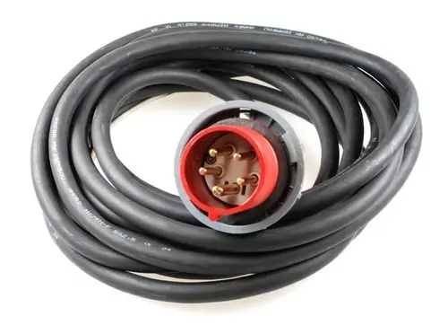 Schwarzes Anschlusskabel mit CEE-Stecker, gebündelt und aufgerollt. Das Produkt ist von der Marke Remko.