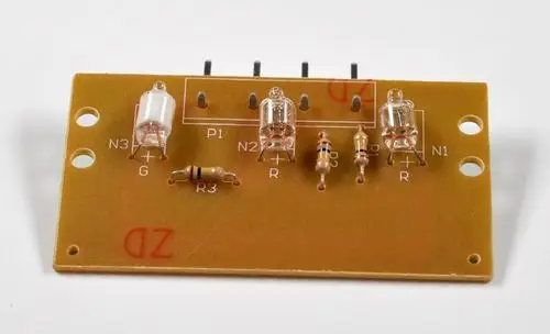 Platine mit Kontrollleuchten, bestückt mit Röhren-LEDs und Widerständen. Die Platine könnte in Produkten der Marke Remko verwendet werden.