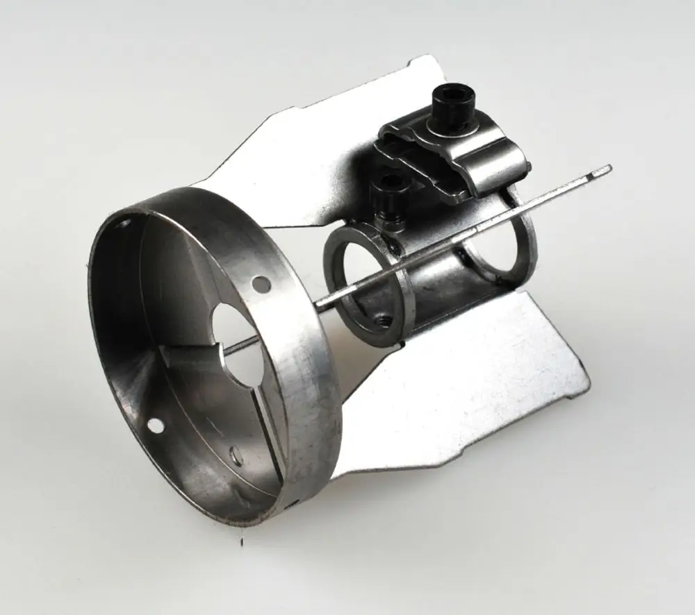 Turbulator aus Metall von Remko, mit einer zylindrischen Form und Halterungen. Sichtbare Öffnungen und Befestigungselemente sind vorhanden.