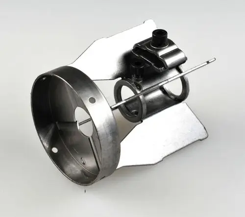 Turbulator aus Metall von Remko, mit einer zylindrischen Form und Halterungen. Sichtbare Öffnungen und Befestigungselemente sind vorhanden.