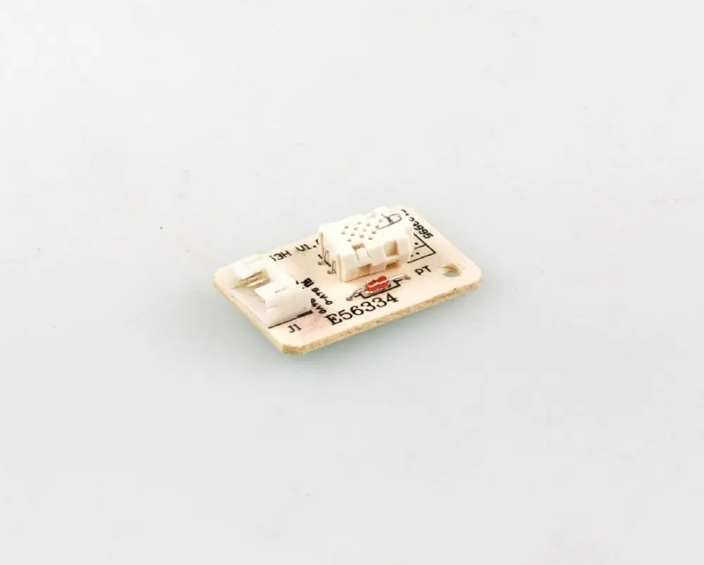 Sensorplatine mit mehreren Anschlussklemmen und einem Sensor, hergestellt von Remko, auf hellem Hintergrund.