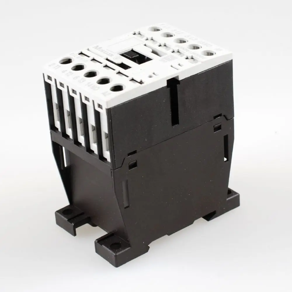 Schaltschütz von Remko, schwarzes Gehäuse mit mehreren Anschlussmöglichkeiten, verfügt über eine obere Klemme und mehrere Seiteneingänge zur elektrischen Anbindung.