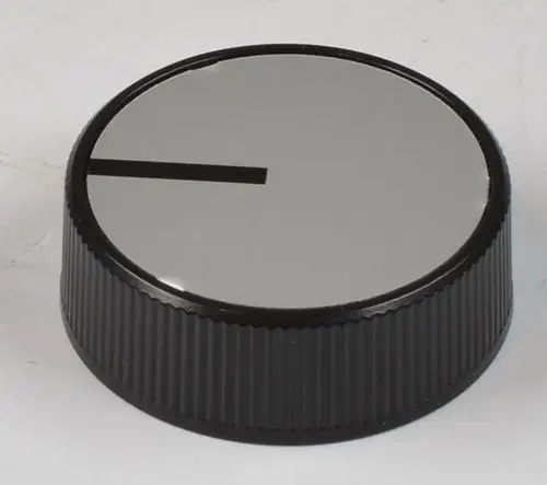 Runder Stellknopf in Schwarz mit spiegelndem Deckel und einem seitlichen Schlitz. Produkt von Remko, geeignet für Geräte mit entsprechender Bedienung.