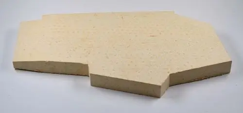 Schamottestein von Remko, rechteckige Form mit strukturierten Oberflächen. Ideal für Anwendungen im Hochtemperaturbereich.