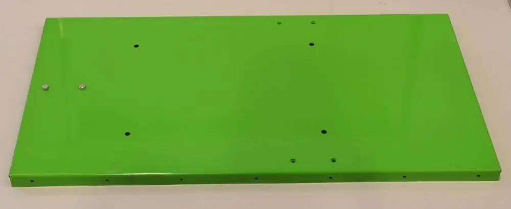Grünes Metallblech mit mehreren Löchern zur Befestigung. Teile von Remko zur Nutzung in technischen Anwendungen.