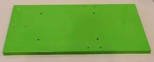 Grünes Metallblech mit mehreren Löchern zur Befestigung. Teile von Remko zur Nutzung in technischen Anwendungen.