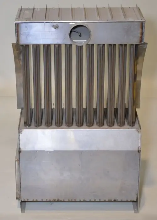 Wärmetauscher aus Metall mit vertikalen Röhren und einer Öffnung an der Oberseite, hergestellt von Remko. Gerät mit funktionalem Design für den Wärmeaustausch.