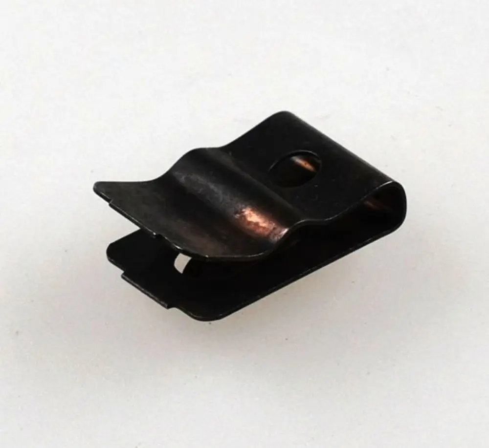 Befestigungsbügel aus Metall mit gebogener Form, geeignet für die Montage. Produkt von Remko.